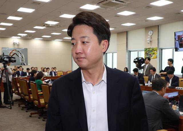 이준석 개혁신당 의원이 7일 서울 여의도 국회의사당에서 열린 과학기술정보방송통신위원회 전체회의 도중 잠시 회의장을 떠나고 있다. 연합뉴스
