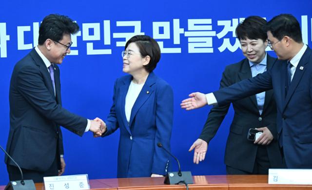 진성준(왼쪽) 더불어민주당 정책위의장이 7일 국회에서 김정재(왼쪽 두 번째) 국민의힘 정책위의장과 만나 악수하고 있다. 왼쪽부터 진 의장, 김 의장, 김은혜 국민의힘 원내정책수석부대표, 이정문 정책위수석부의장. 고영