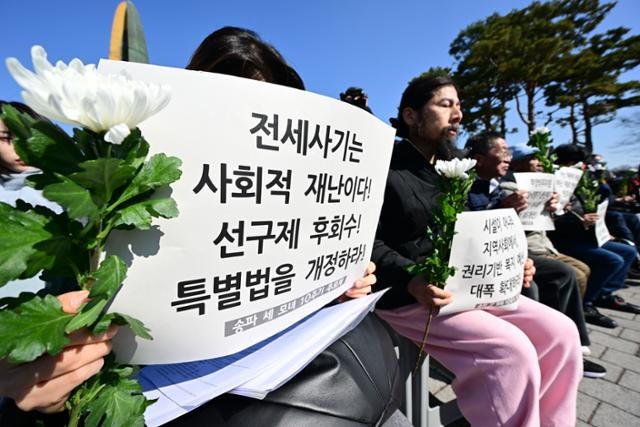 [사설] 위기 버팀목 긴급복지, 예산 부족이 웬말인가
