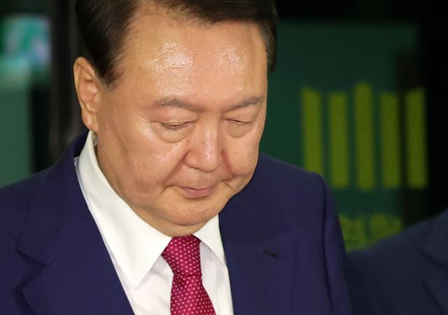 윤석열 전 대통령이 5일 서울 서초구 서울고검에서 12·3 불법계엄 관련 내란·외환 사건을 수사 중인 조은석 특별검사팀의 2차 조사를 받은 뒤 청사를 나서고 있다. 뉴시스
