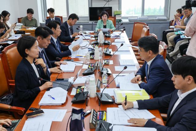 국회 과학기술정보방송통신위원회 정보통신방송법안심사소위원장인 김현 더불어민주당 간사가 2일 서울 여의도 국회에서 국민의힘 불참 속 방송 3법 심사를 위한 법안심사소위 회의를 주재하고 있다. 뉴스1