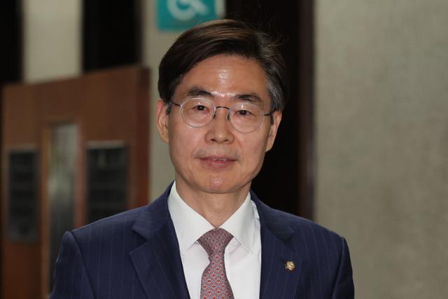 조경태 국민의힘 의원이 지난달 9일 국회에서 열린 당내 4선 의원 이상 회의에 참석하고 있다. 뉴시스
