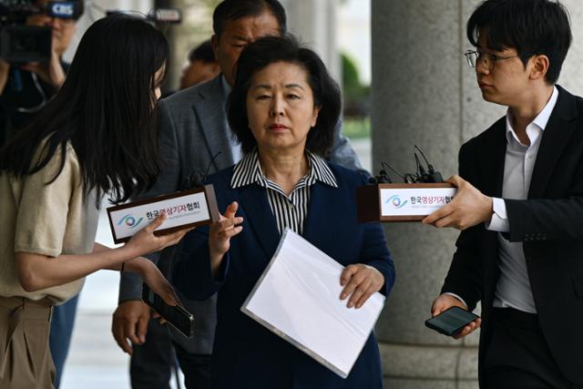 김영선 전 국민의힘 의원이 4월 29일 윤석열 전 대통령 부부 공천 개입 의혹과 관련한 참고인 조사를 받기 위해 서울 서초구 서울고검 청사로 출석하고 있다. 하상윤 기자