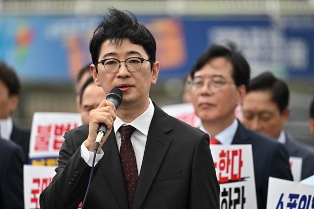 주진우 국민의힘 의원이 1일 서울 용산구 대통령실 앞에서 열린 현장 의원총회에서 발언하고 있다. 정다빈 기자