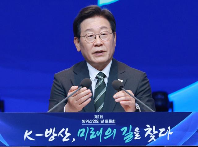 이재명 대통령이 8일 서울 용산구 그랜드 하얏트 서울에서 열린 제1회 방위산업의 날 토론회에서 발언하고 있다. 대통령실통신사진기자단