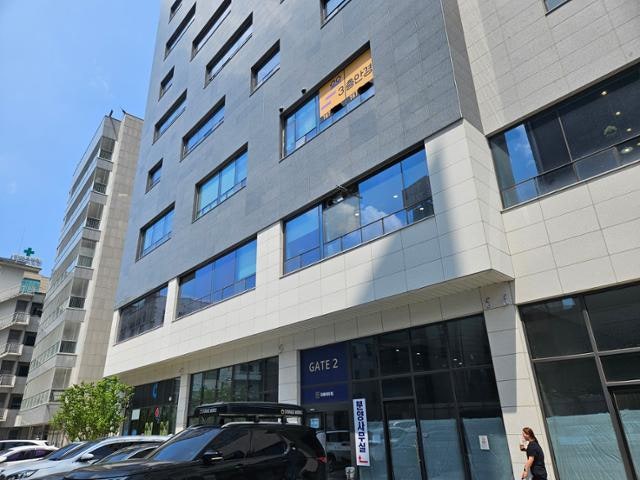 상가 추락 여성에 깔린 딸 이어 엄마도 숨져... 옥상문 개방 괜찮을까