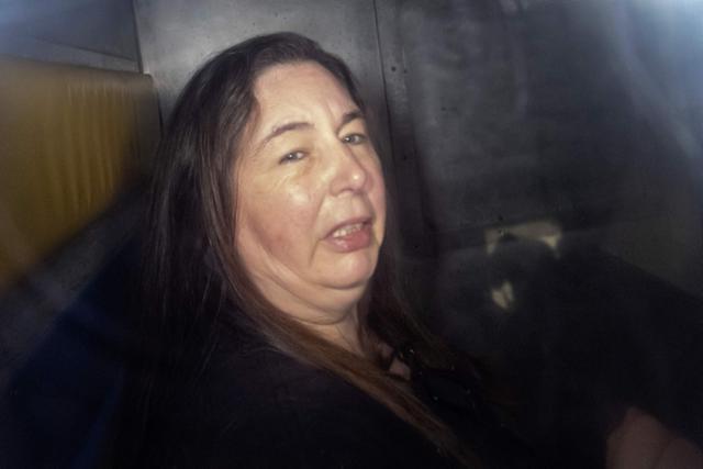 5월 12일 살인 및 살인미수 혐의를 받는 에린 패터슨이 호주 모웰에 위치한 법원에서 교도소 수송 차량 뒷좌석에 탑승하고 있다. AFP 연합뉴스