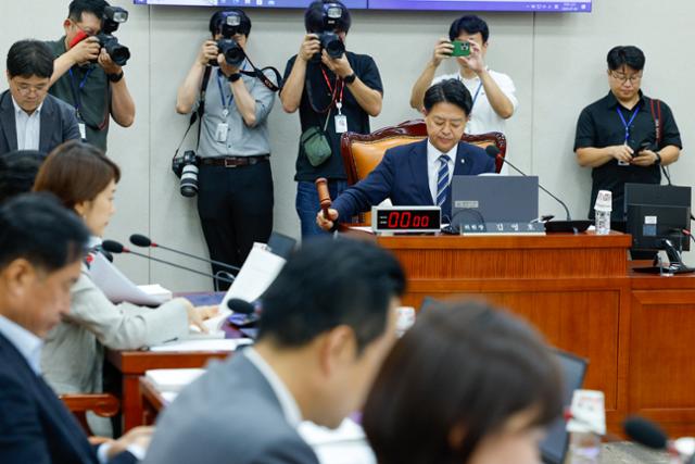 김영호 국회 교육위원회 위원장이 8일 오후 서울 여의도 국회에서 열린 제427회국회(임시회) 제1차 전체회의에서 의사봉을 두드리고 있다. 교육위는 오는 16일 이진숙 사회부총리 겸 교육부 장관 후보자 인사청문회를 실