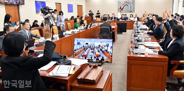 지난 7일 국회에서 열린 제427회 국회(임시회) 과학기술정보방송통신위원회 제1차 전체회의에서 방송3법에 대한 거수투표가 이뤄지고 있다. 과방위는 이날 찬성 11인, 반대 3인으로 방송3법(방송법·방송문화진흥회법·한
