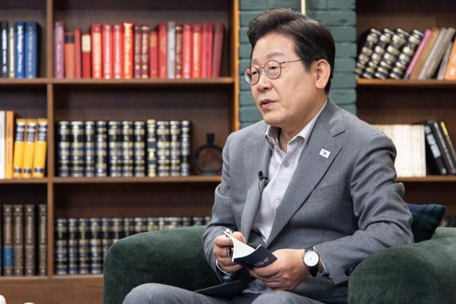 나폴리 분위기의 '이재명 패션'…실버세대 정장 선택 '꿀팁' [長靑年, 늘 푸른 마음]