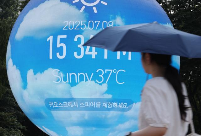 폭염 경보가 발효된 8일 서울 송파구 한 조형물에 현재 온도가 표시돼 있다. 연합뉴스