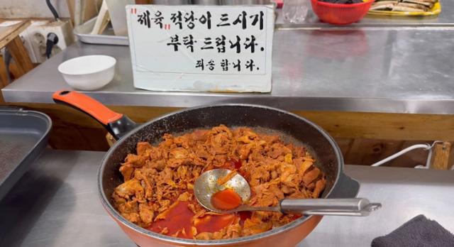 7일 사회관계망서비스(SNS)에 게시된 한식뷔페 이용 후기를 두고 누리꾼들의 갑론을박이 이어지고 있다. 해당 식당의 제육볶음 반찬 위에 '적당히 드시기 바란다'는 안내문이 붙어 있다. 스레드 캡처