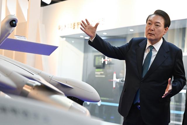 2022년 12월 29일 윤석열 당시 대통령이 대전 유성구 국방과학연구소를 방문해 무인기 연구 현장 참관을 하고 있다. 대통령실 제공