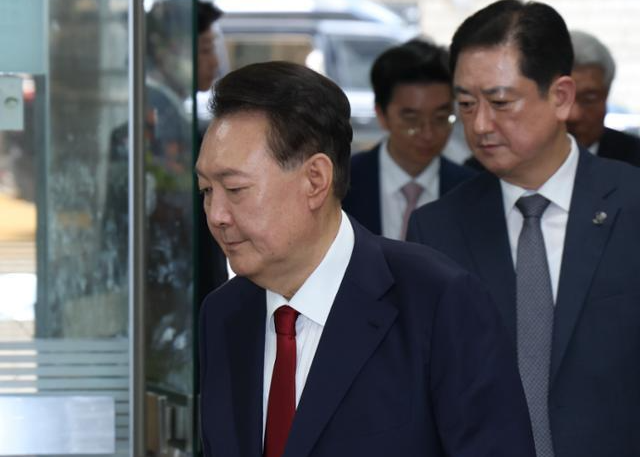 12·3 비상계엄과 관련해 특검의 수사를 받는 윤석열 전 대통령이 두 번째 영장실질심사를 받기 위해 9일 오후 서울 서초구 중앙지법으로 출석하고 있다. 사진공동취재단