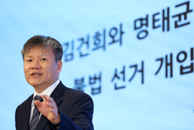 김건희 여사 의혹을 수사하는 민중기 특별검사팀의 문홍주 특검보가 7일 서울 종로구 KT광화문빌딩 웨스트에 마련된 사무실에서 정례 브리핑을 마친 뒤 취재진 질문에 답하고 있다. 뉴시스