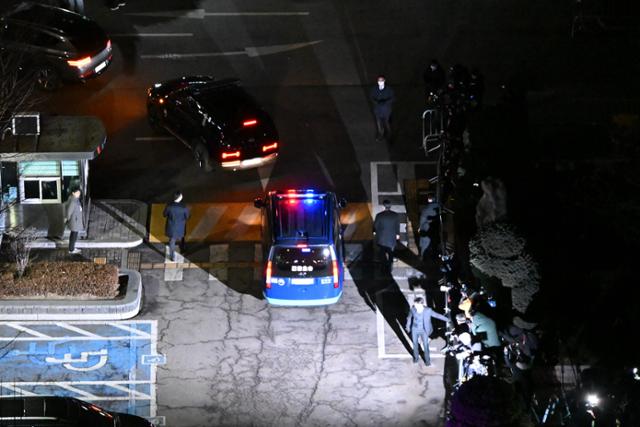 1월 18일 법무부 호송 차량이 내란 혐의로 구속영장이 청구된 윤석열 당시 대통령을 태운 채 서울 마포구 서울서부지법 청사를 빠져나가고 있다. 윤 전 대통령의 구속 전 피의자심문을 마친 뒤 경기 의왕시 서울구치소로 