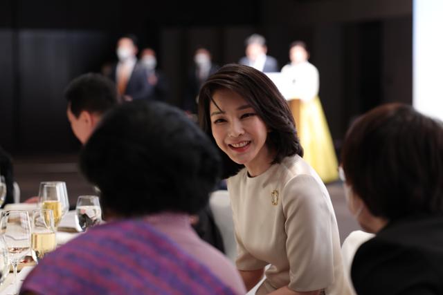 김건희 여사가 2022년 5월 10일 윤석열 전 대통령 취임식이 끝난 뒤 서울 중구 신라호텔에서 열린 외빈 초청만찬에서 환담하고 있다. 대통령실 제공