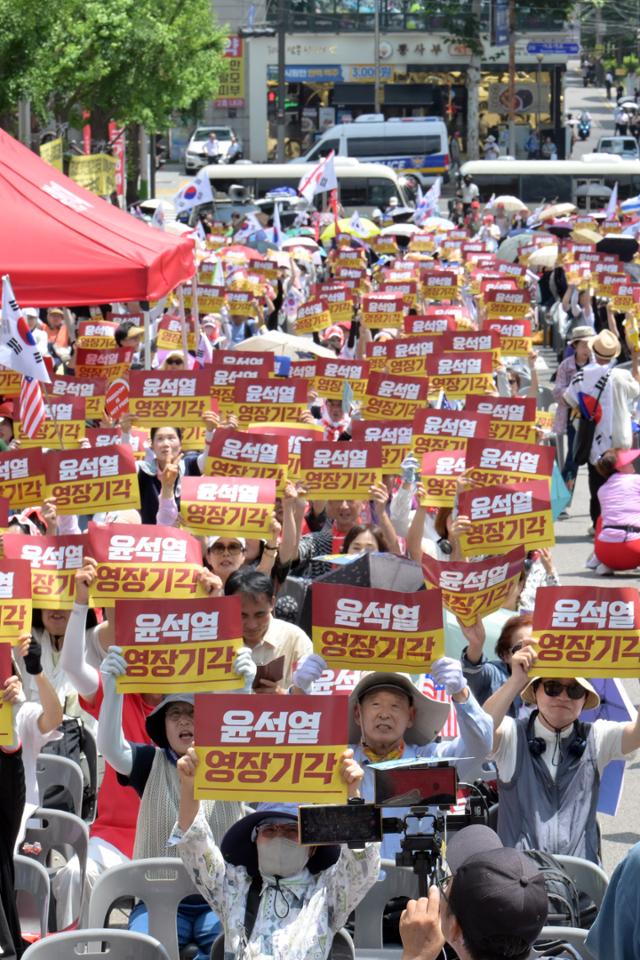 12.3 비상계엄 관련 내란혐의를 받는 윤석열 전 대통령의 영장실질심사가 열린 9일 서울 서초구 서울중앙지법 인근에서 윤 전 대통령 지지자들이 영장 기각 촉구 집회를 하고 있다. 이날 서울 최고 기온은 36도였다. 