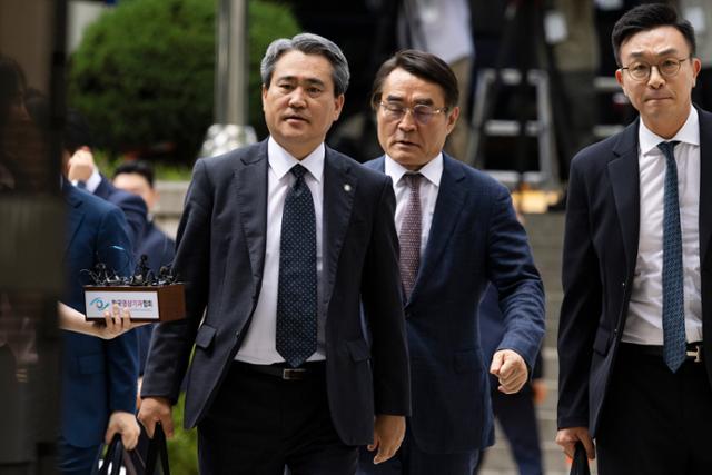 윤석열 전 대통령 변호인단 송진호(왼쪽부터),배보윤, 최지우 변호사가 9일 서울 서초구 서울중앙지법에서 열린 영장실질심사에 출석하고 있다. 사진공동취재단