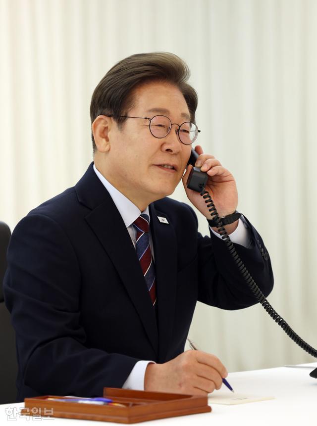 이재명 대통령이 지난달 6일 저녁 서울 한남동 관저에서 도널드 트럼프 미국 대통령과 전화 통화를 하기 위해 수화기를 들고 있다. 왕태석 선임기자