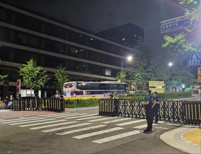 법원이 윤 전 대통령에 대한 구속영장이 발부한 지 약 1시간 30분이 지난 10일 새벽 3시 50분쯤 경찰이 법원 진입로 쪽 통제선 일부를 개방한 모습. 최현빈 기자