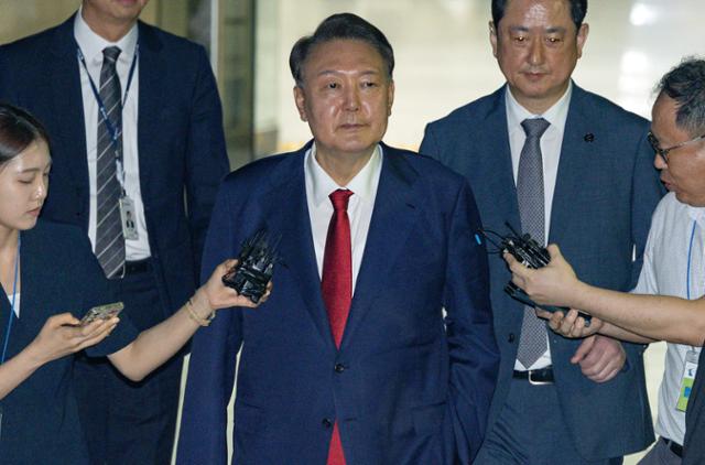 윤석열 전 대통령이 9일 서울 서초구 서울중앙지방법원에서 열린 2차 구속 전 피의자 심문(영장실질심사)을 마친 뒤 서울구치소로 향하고 있다. 사진공동취재단