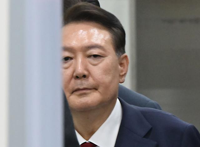 윤석열 전 대통령이 9일 서울 서초구 서울중앙지법에서 영장실질심사를 마치고 나오고 있다. 사진공동취재단