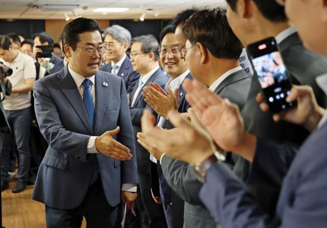 민주 <b>당권 경쟁</b> 돌입... <b>정청래</b>는 유튜브, <b>박찬대</b>는 의원 세 과시
