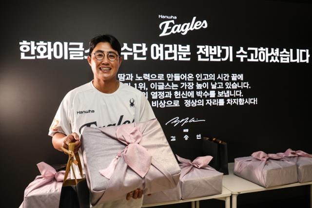 <b>한화이글스 전반기 1위</b> 확정...'승리 요정' 회장님의 선물은