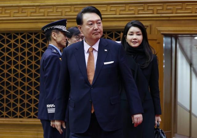 2023년 12월 15일 윤석열 전 대통령과 김건희 여사가 네덜란드 국빈 방문 일정을 마치고 경기 성남 서울공항을 통해 귀국하고 있다. 서재훈 기자