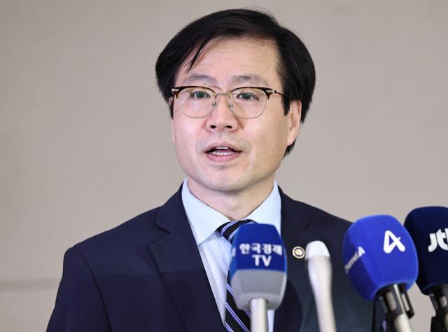 여한구 산업통상자원부 통상교섭본부장이 10일 인천국제공항 제2여객터미널을 통해 워싱턴 DC에서 귀국한 뒤 취재진의 질문에 답하고 있다. 뉴스1