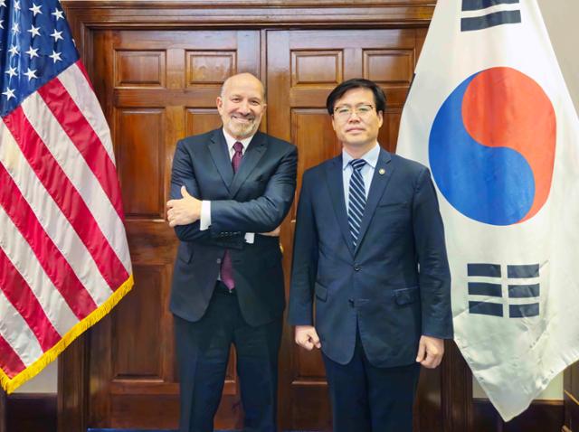여한구(오른쪽) 산업통상자원부 통상교섭본부장이 9일 미국 워싱턴 DC 상무부에서 하워드 러트릭 상무부 장관과 면담에 앞서 기념촬영 하고 있다. 산업통상자원부 제공