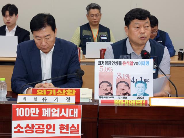 최저임금위원회 근로자 위원인 류기섭(오른쪽) 한국노총 사무총장이 10일 정부세종청사에서 열린 최저임금위원회 제12차 전원회의에서 발언하고 있다. 왼쪽은 사용자 위원인 류기정 한국경영자총협회 전무. 연합뉴스