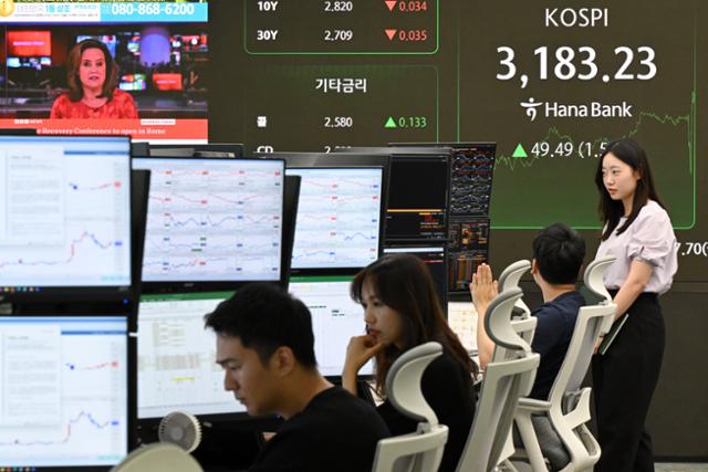 코스피가 전장보다 49.49포인트(1.58%) 오른 3,183.23로 마감하며 연중 최고점을 경신한 10일 서울 중구 하나은행 딜링룸에 시황이 표시되고 있다. 박시몬 기자
