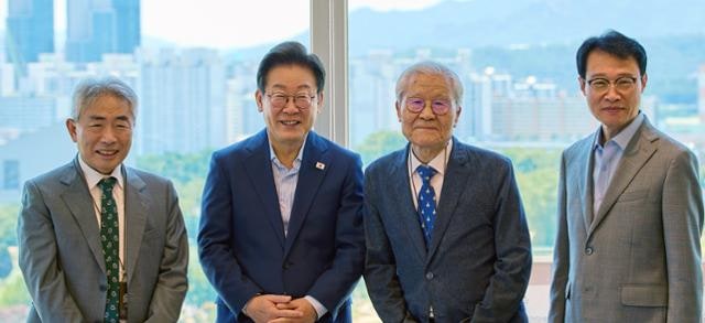 이 <b>대통령</b>, '원로 보수 논객' 조갑제 정규재 만나며 통합<b>행보</b>