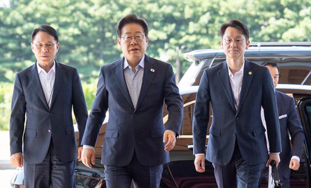 이재명 대통령이 11일 오전 서울 용산 대통령실로 출근을 하고 있다. 왕태석 선임기자