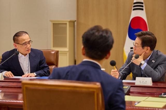 이재명 대통령이 10일 오후 서울 용산 대통령실 청사에서 열린 국가안전보장회의(NSC) 전체회의에서 위성락 국가안보실장과 대화를 하고 있다. 대통령실 제공