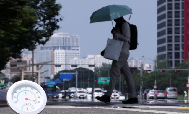 서울 기온이 37.1도로 7월 상순 기온 역대 최고치를 기록한 8일 서울 영등포구 여의도 일대를 한 시민이 양산을 쓰고 가고 있다. 서울(종로구 서울기상관측소 기준) 7월 상순 최고 기온은 1939년 7월 9일 36