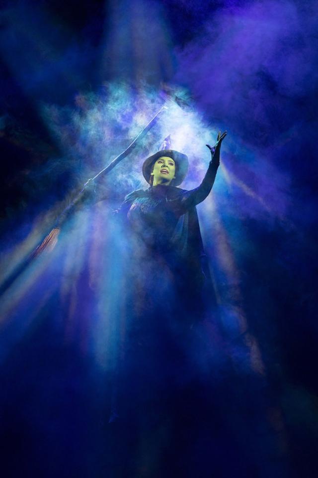 엘파바가 뮤지컬 '위키드'의 대표곡 '중력을 벗어나'를 열창하고 있다. 에스앤코 제공 ⓒJeff-Busby