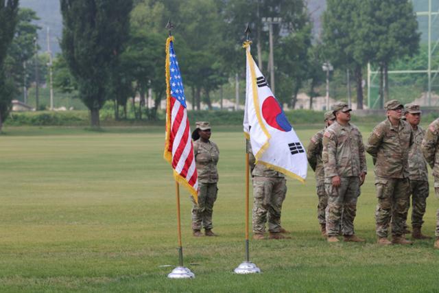지난달 18일 경기도 동두천시 캠프 케이시에서 열린 주한미군 순환배치 여단 임무교대식에서 태극기와 성조기가 나란히 놓여 있다. 연합뉴스