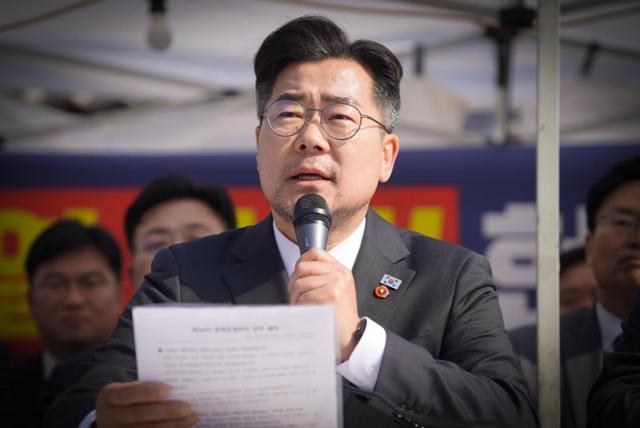 윤석열 대통령 파면 이전인 지난 4월 3일 박찬대 더불어민주당 당시 원내대표가 서울 광화문 천막당사에서 원내대책회의를 주재하고 있다. 박 의원 페이스북 캡처