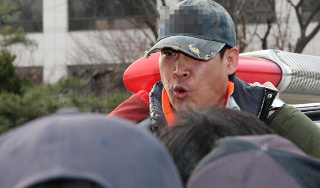 지난 2015년 1월 15일, '안산 인질극 살인' 사건을 벌였던 김상훈이 영장실질심사(구속 전 피의자 심문)를 위해 경기 안산시 단원경찰서를 나서고 있다. 이듬해 5월 그에 대한 무기징역이 대법원에서 확정됐다. 한