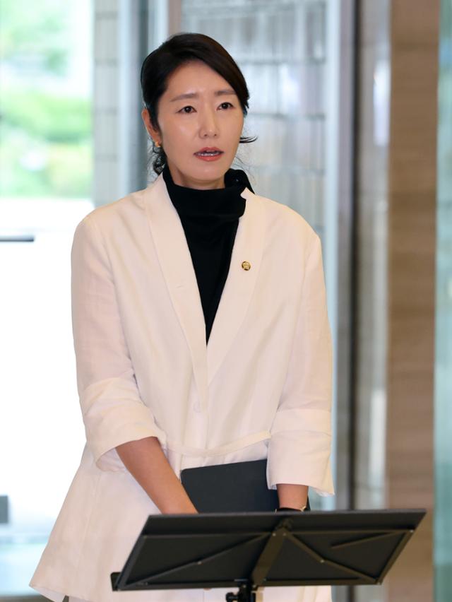 강선우 여성가족부 장관 후보자가 지난달 26일 오후 서울 종로구 이마빌딩에 마련된 인사청문회 사무실로 출근하며 소감을 밝히고 있다. 뉴스1