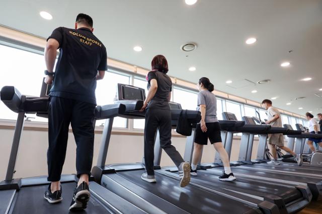 지난달 30일 서울 서초구 방배열린문화센터에서 시민들이 걷기 또는 달리기 운동을 하고 있다. 사진은 기사와 직접적 관련이 없다. 뉴스1