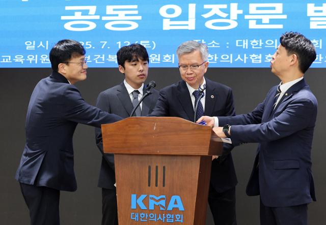 박주민(왼쪽부터) 국회 보건복지위원장, 이선우 대한의과대학·의학전문대학원학생회 비상대책위원장, 김영호 국회 교육위원장, 김택우 대한의사협회장이 12일 오후 서울 용산구 대한의사협회에서 의과대학 교육 정상화를 위한 공