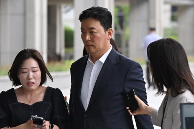 김성훈 경호처 차장이 3일 서울 서초구 서울고검 내란특검 사무실로 출석하고 있다. 박시몬 기자 simon@hankookilbo.com