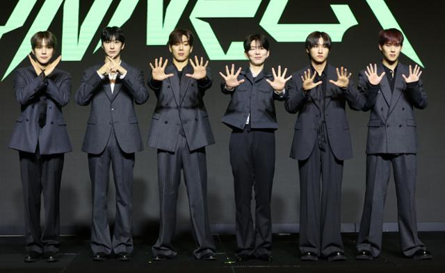 "9월 <b>컴백</b>" 깜짝 발표한 <b>몬스타엑스</b>, <b>10주년</b> 완전체 행보는 이제 시작 [...