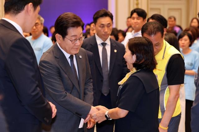 <b>참사</b> 유가족들에게 고개 숙인 이 <b>대통령</b> "정부 대표해 사죄 드린다"