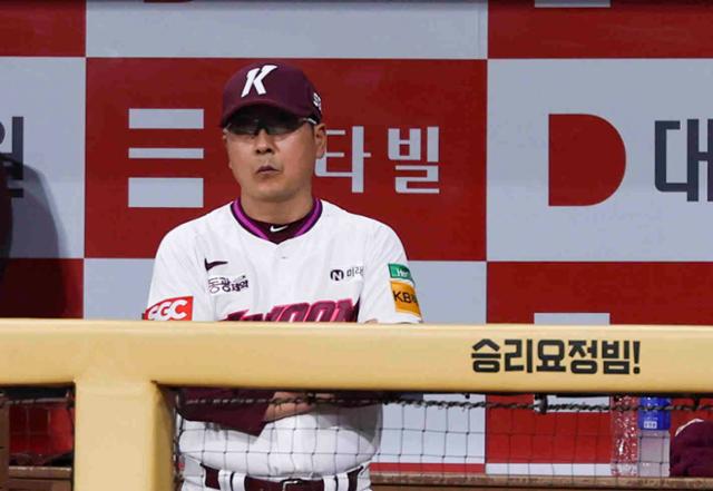 홍원기 전 <b>키움 감독</b> "2022년 가을, 전율 돌고 눈물...이제 멀리서 지켜...