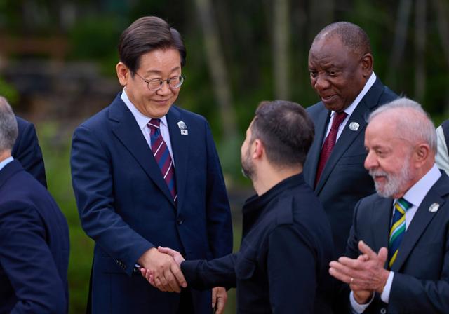 이재명 대통령이 6월 17일 캐나다 앨버타주 캐내내스키스 주요 7개국(G7) 정상회의장에서 기념 사진을 촬영한 뒤 볼로디미르 젤렌스키 우크라이나 대통령과 악수를 하고 있다. 대통령실 제공.